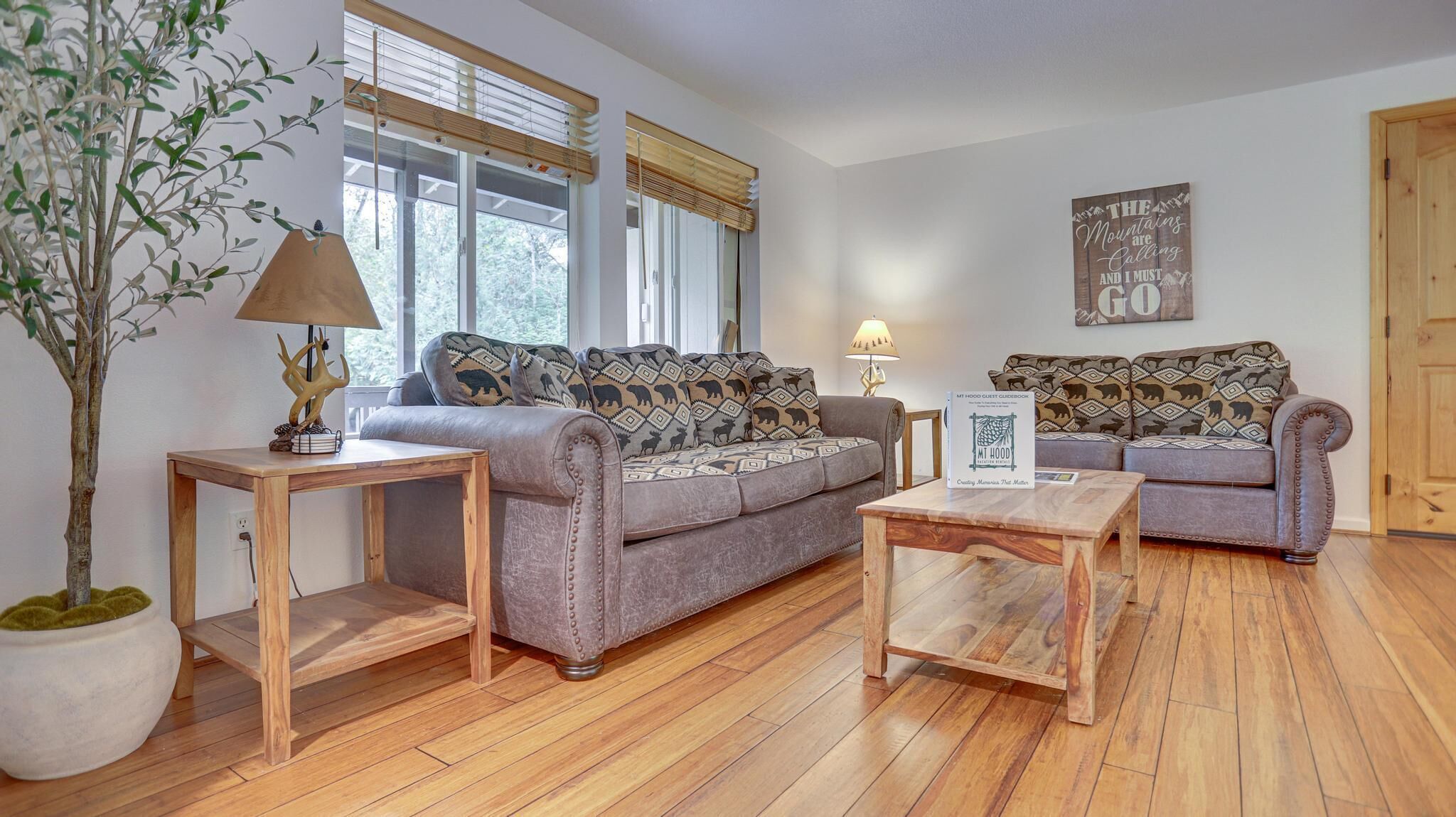 Warm and inviting Cascades Cabin, hot tub, woodstove, pet-friendly