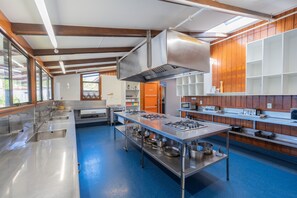 Shared fridge, microwave - Te Anau Central Backpackers (Te Anau)