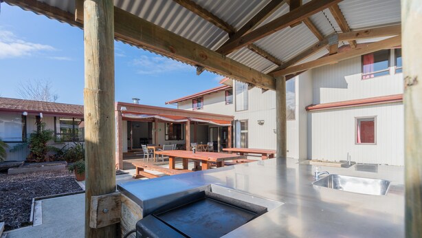 An outdoor patio area with a grill and a sink. - Te Anau Central Backpackers (Te Anau)
