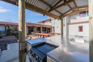 An outdoor patio area with a grill and a sink. - Te Anau Central Backpackers (Te Anau)
