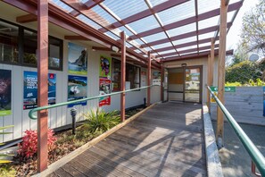 Front of property - Te Anau Central Backpackers (Te Anau)