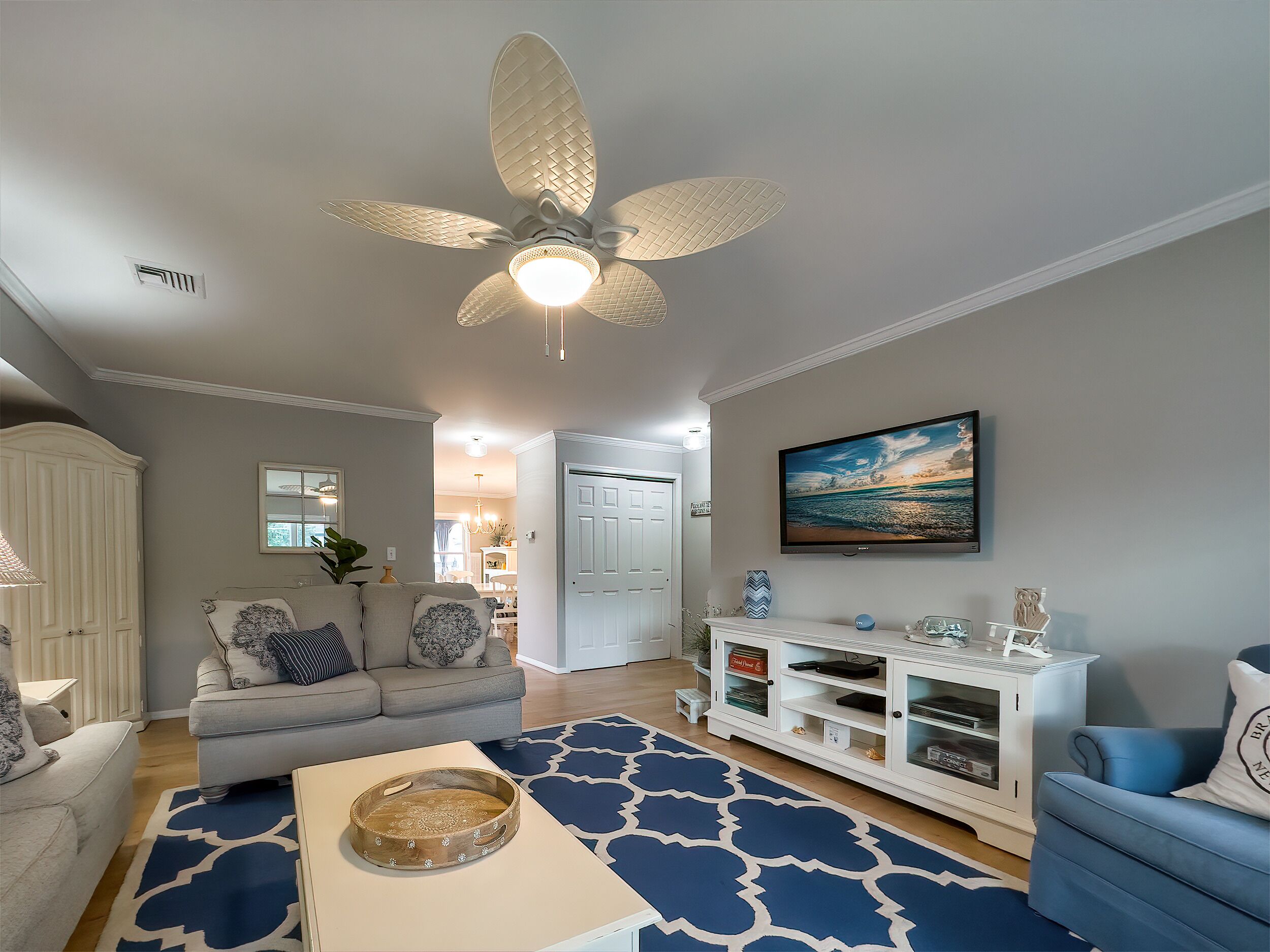 Beautiful home 3 blocks from the beach with plenty of common space