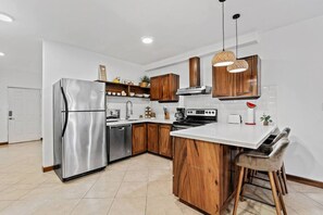 Fridge, microwave, stovetop, dishwasher