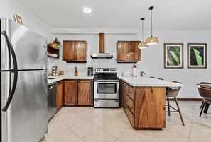 Fridge, microwave, stovetop, dishwasher