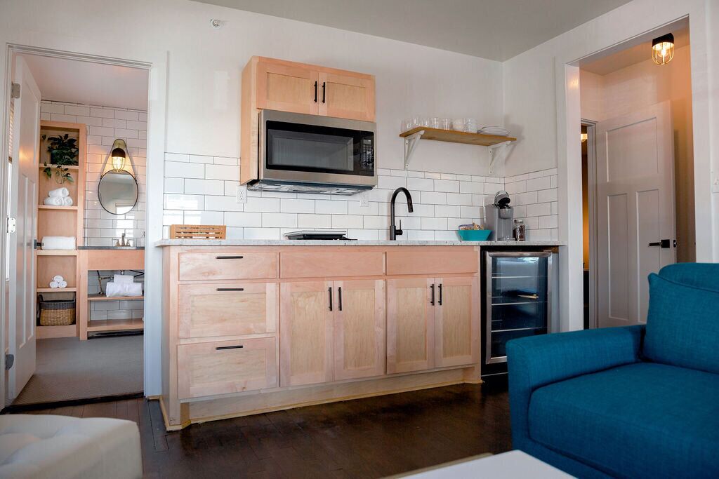 Lovely 2 Bedroom In the Heart of the Plaza District!