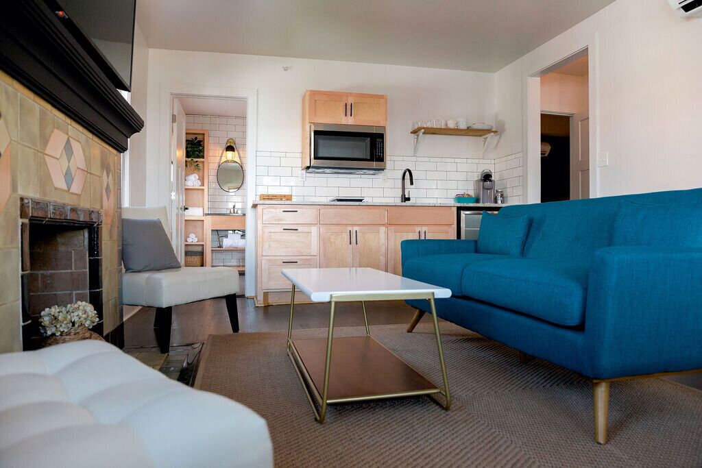 Lovely 2 Bedroom In the Heart of the Plaza District!