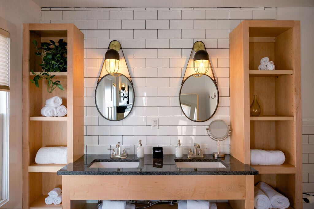 Lovely 2 Bedroom In the Heart of the Plaza District!