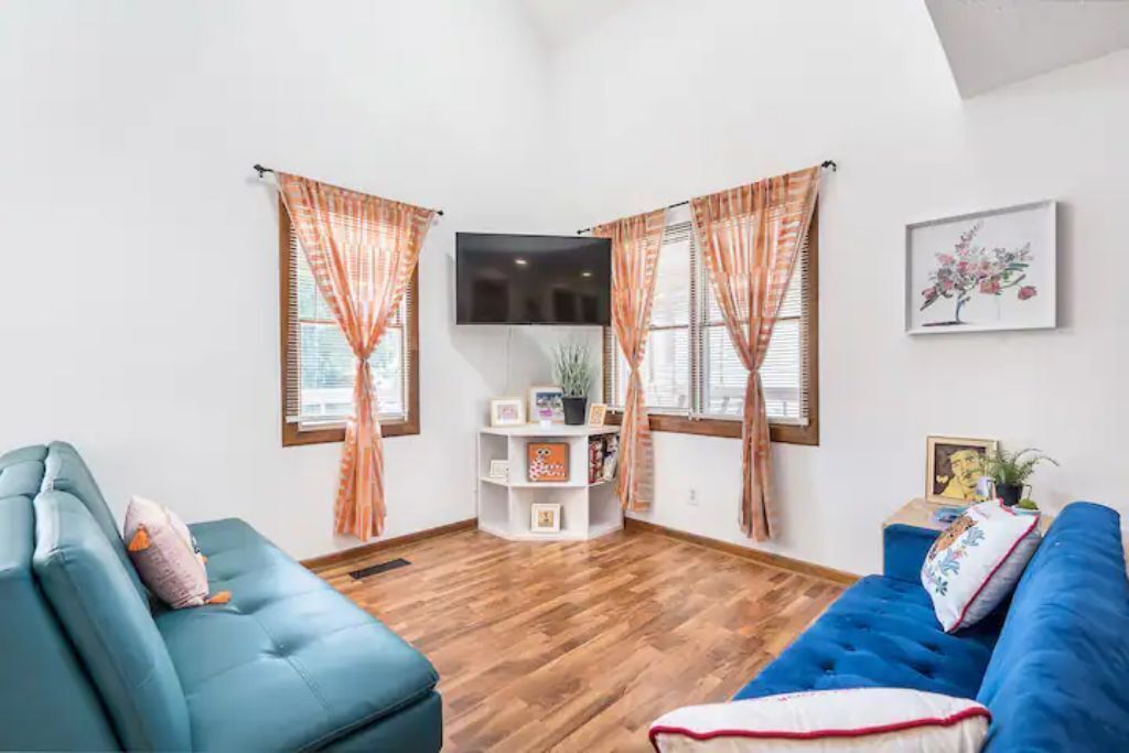 Great Location! 3BR Downtown Home steps from Canal