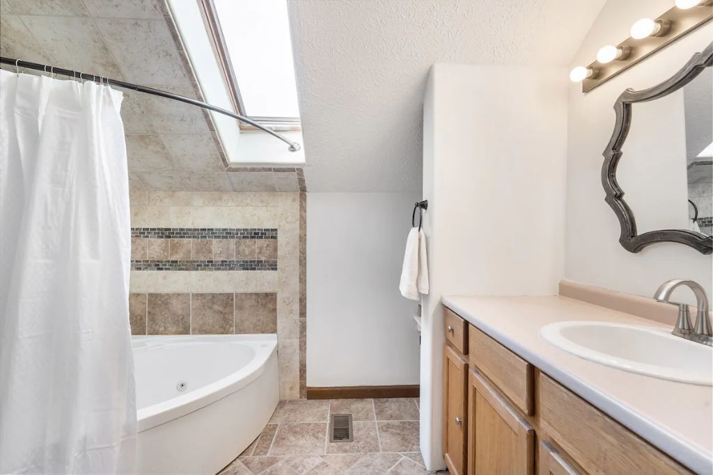 Great Location! 3BR Downtown Home steps from Canal