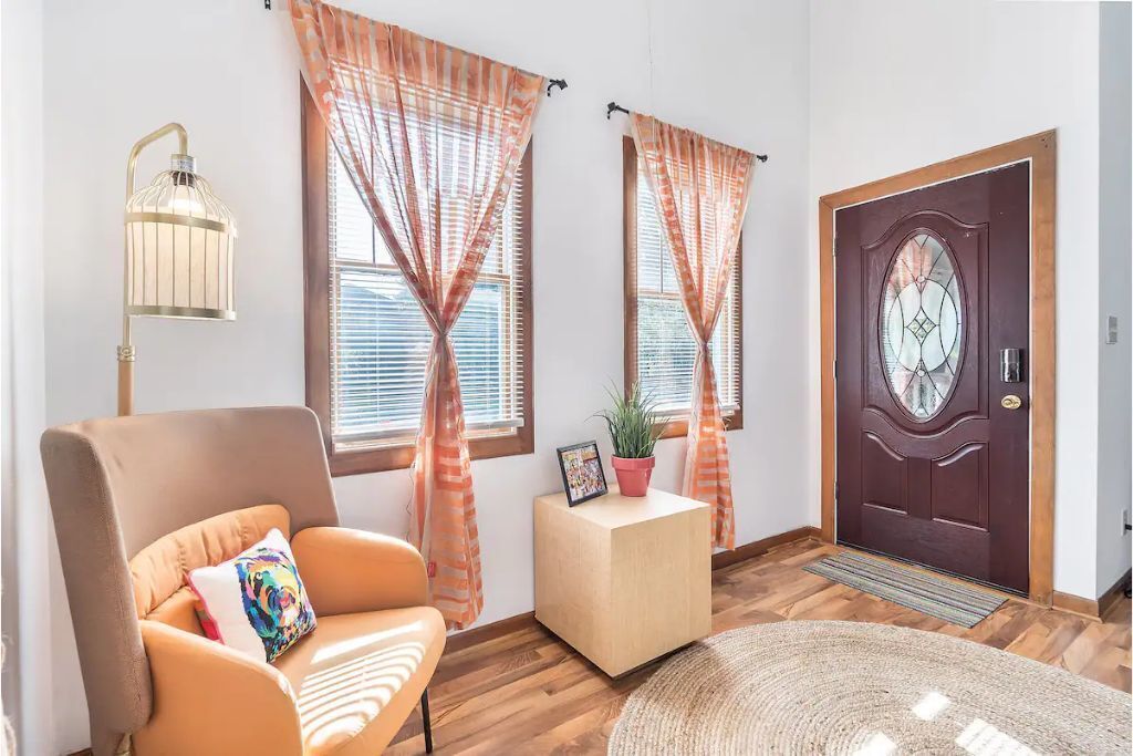 Great Location! 3BR Downtown Home steps from Canal