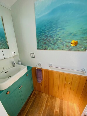 Duschwanne, Haartrockner, Handtücher, Seife