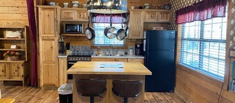 A Peace of Heaven LOG Cabins & RV- Cabin #3