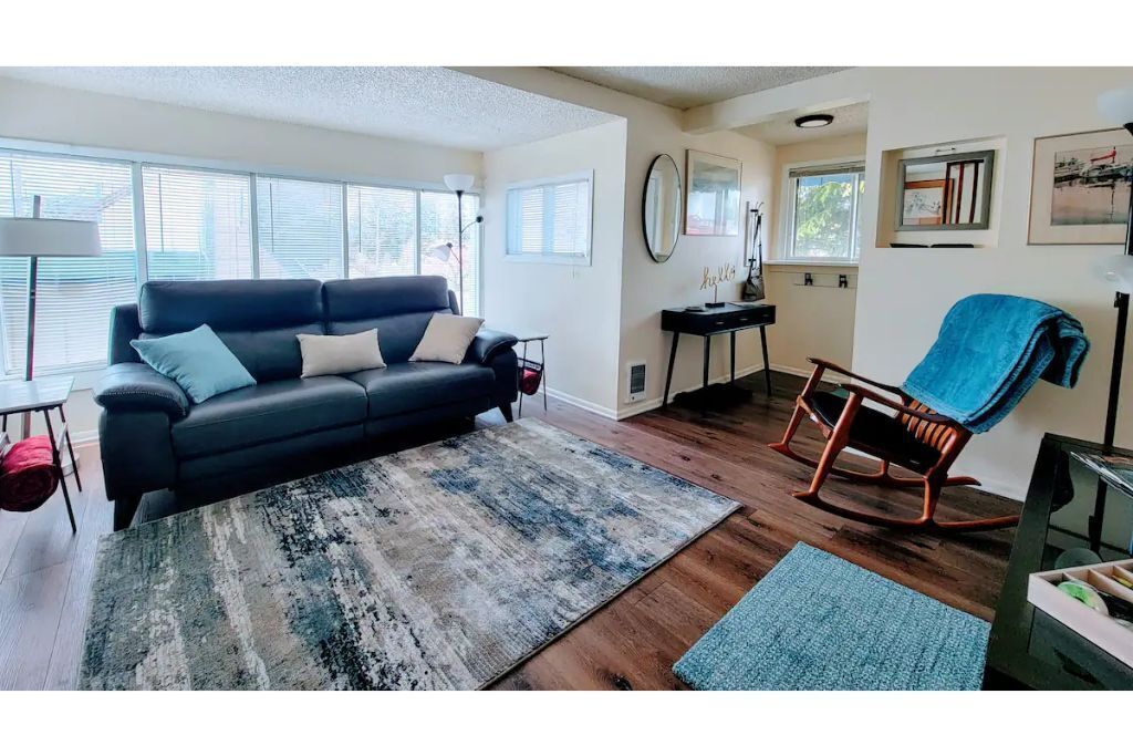 Charming main street Kingston cottage - walk to ferry and waterfront!