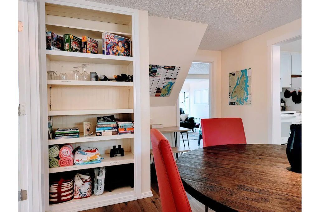 Charming main street Kingston cottage - walk to ferry and waterfront!