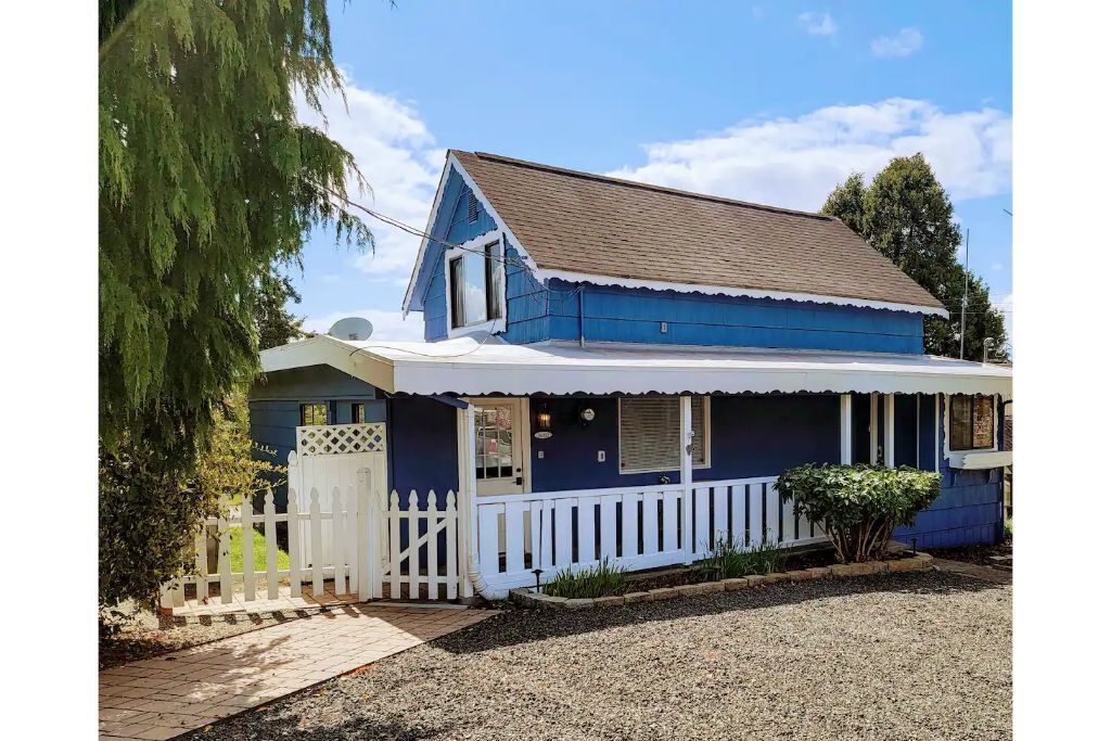 Charming main street Kingston cottage - walk to ferry and waterfront!