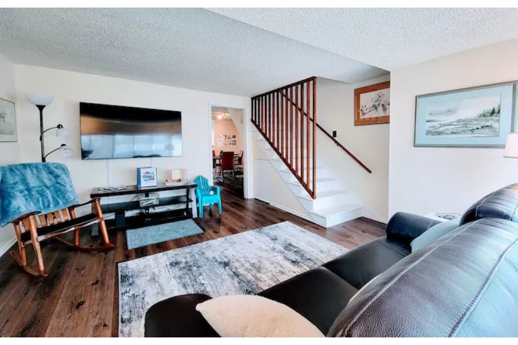 Charming main street Kingston cottage - walk to ferry and waterfront!