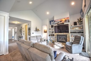 Smart TV, fireplace, video games, DVD player - Lakeside Haven (Monument)