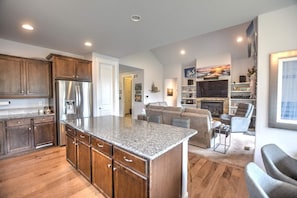 Fridge, microwave, oven, stovetop - Lakeside Haven (Monument)