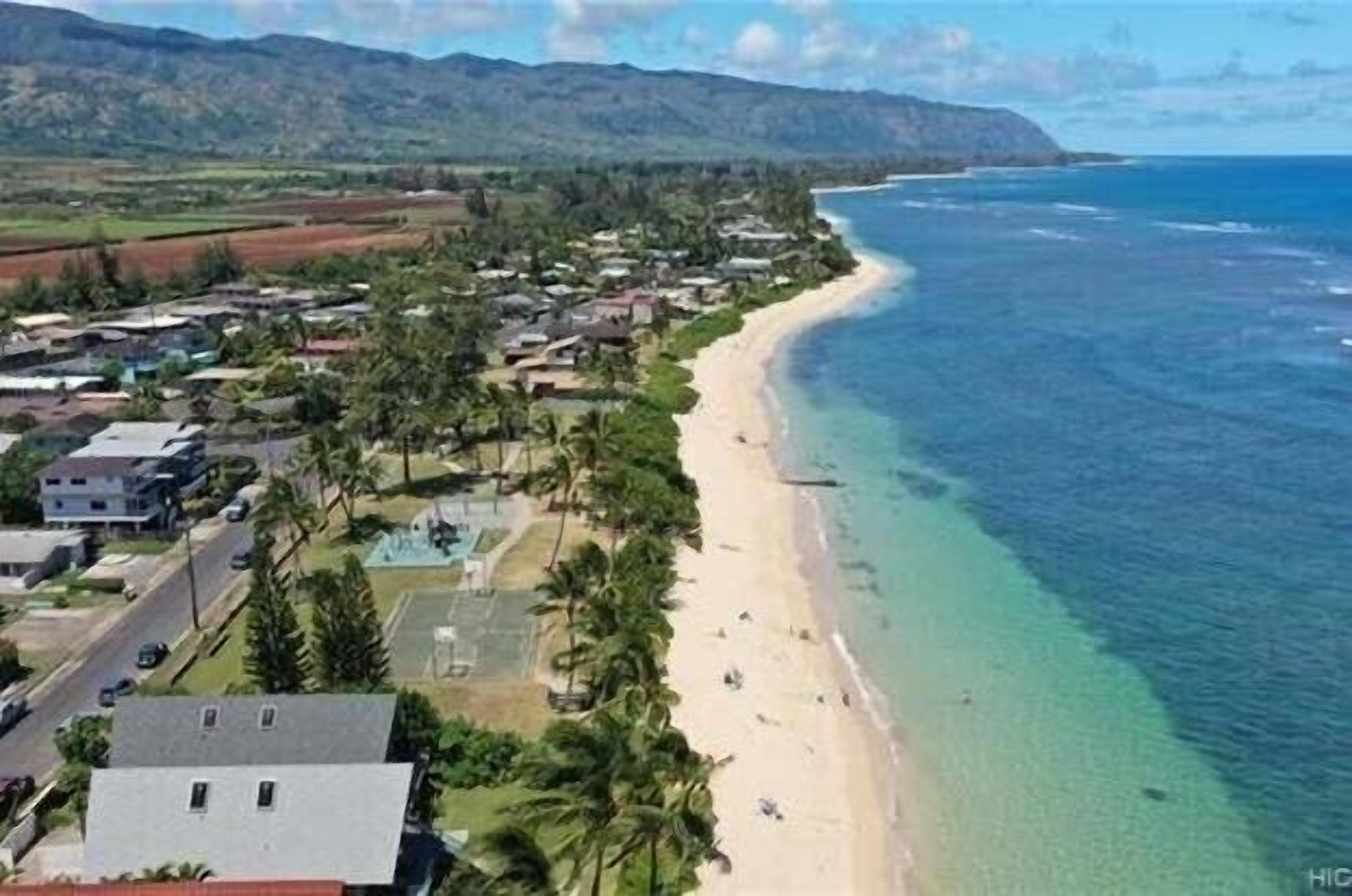 بالقرب من الشاطئ، كراسي للتشمس، مناشف للشاطئ