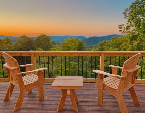 Scenic VIEWS! Pool table - Fire Pit - River Access - Arcade