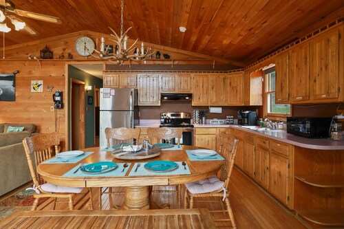 Scenic VIEWS! Pool table - Fire Pit - River Access - Arcade