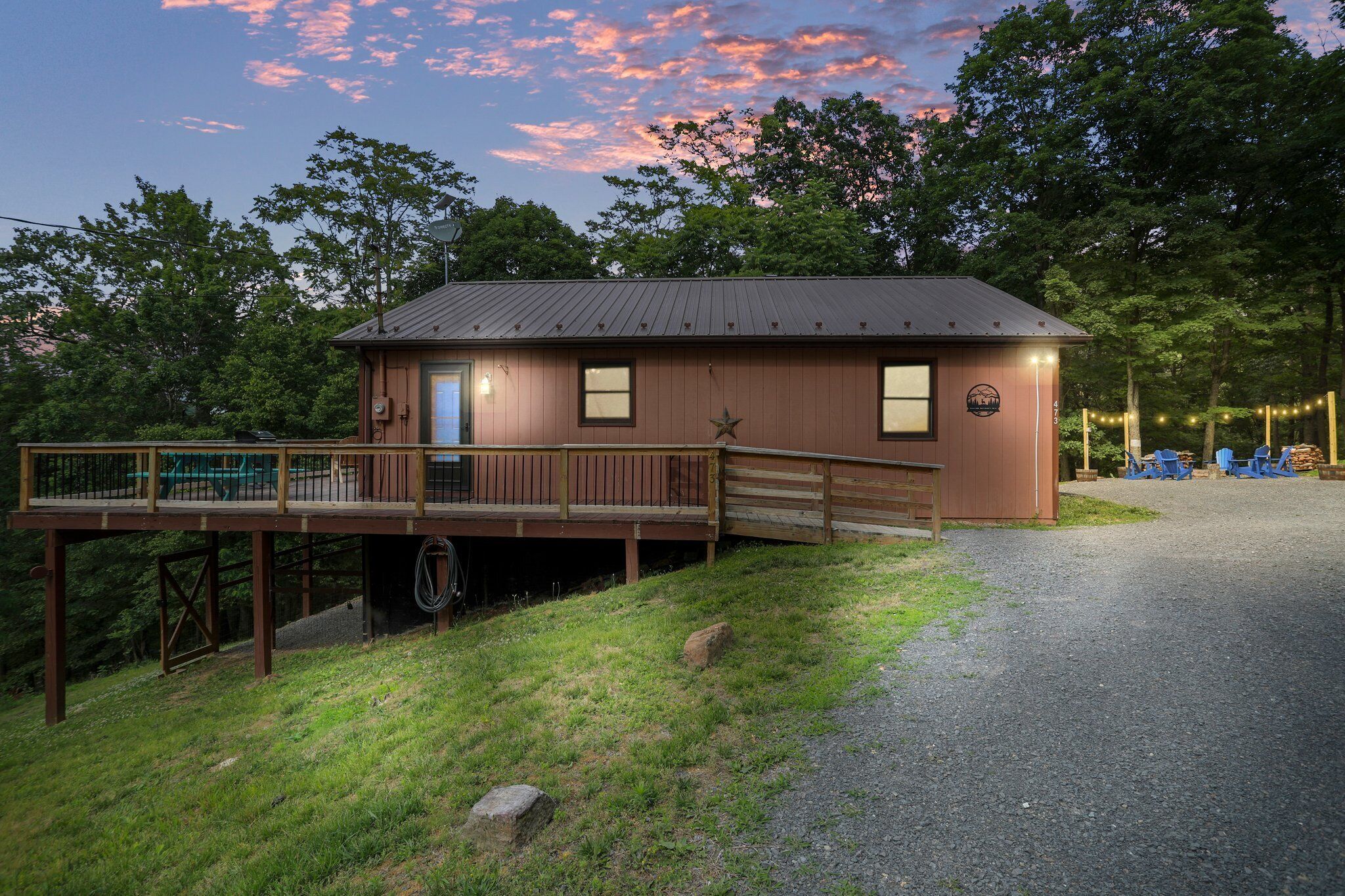 MOUNTAIN VIEWS! River/Fire Pit/FAST WiFi/Pool Table/Games/Peaceful and Quiet