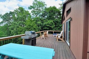 Outdoor dining - Scenic VIEWS! Pool table - Fire Pit - River Access - Arcade (Great Cacapon)