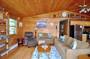 Smart TV, fireplace, video games, DVD player - Scenic VIEWS! Pool table - Fire Pit - River Access - Arcade (Great Cacapon)