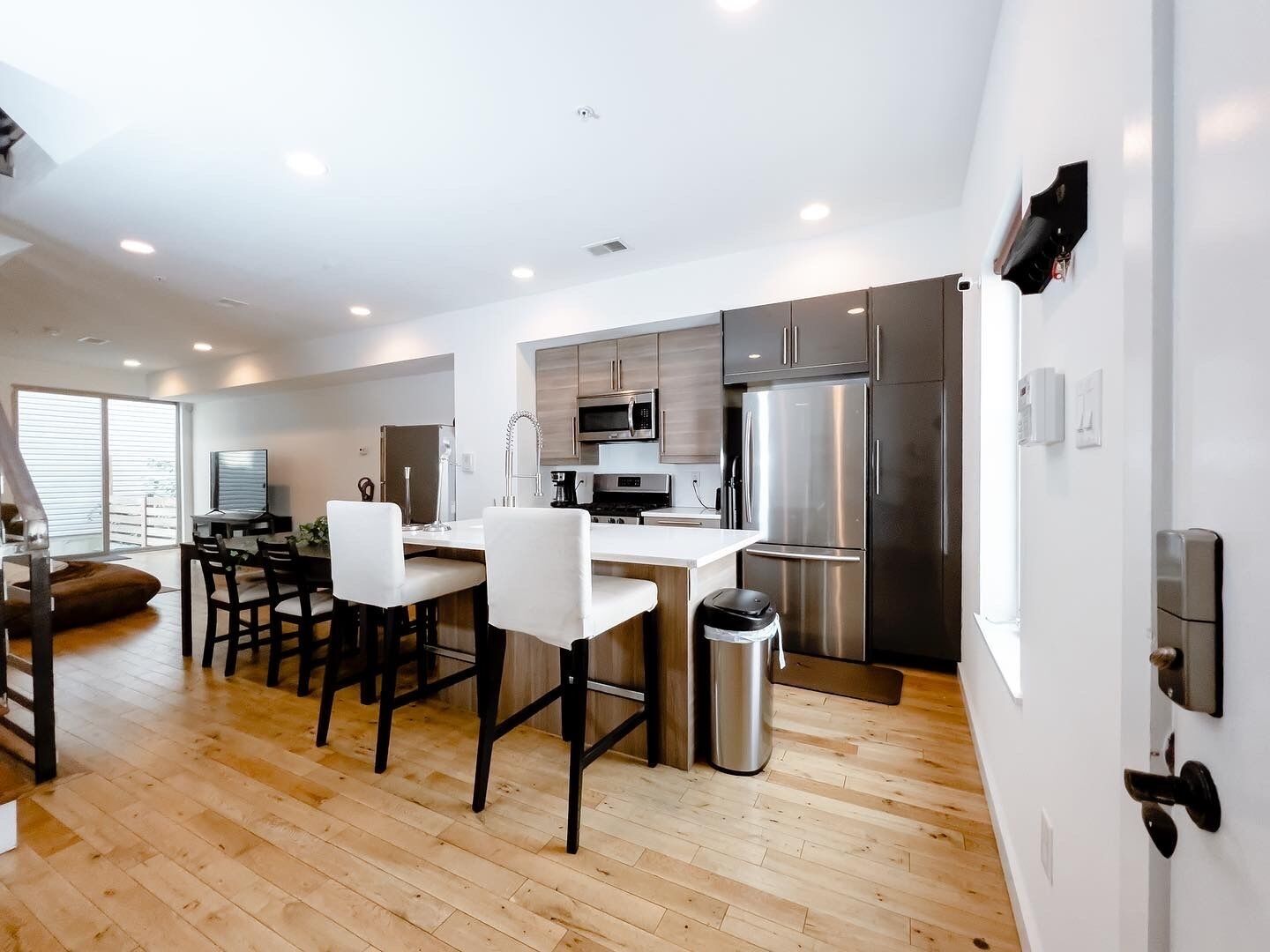 Futuristic 4BR Townhouse W/ HOTTUB & Free Disney+