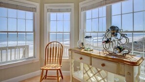 Une pièce comprenant une chaise en bois, une vitrine et une sculpture métallique décorative.