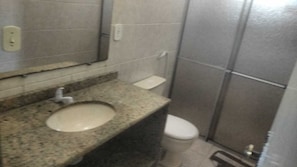 Douche, douche à « effet pluie », bidet, serviettes fournies