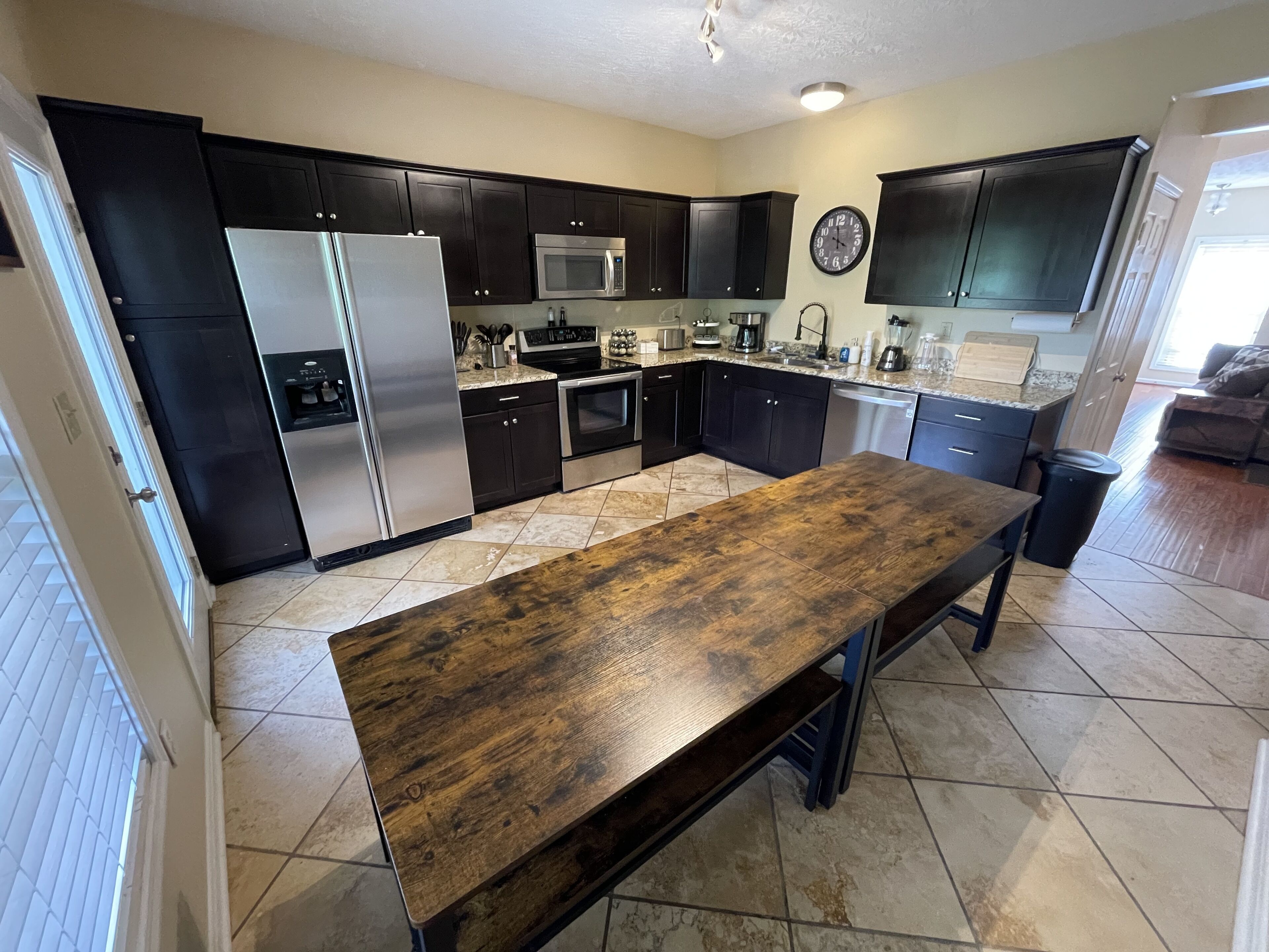 Right off interstate - sleeping for 14 -next to best shopping and dinning in Lex