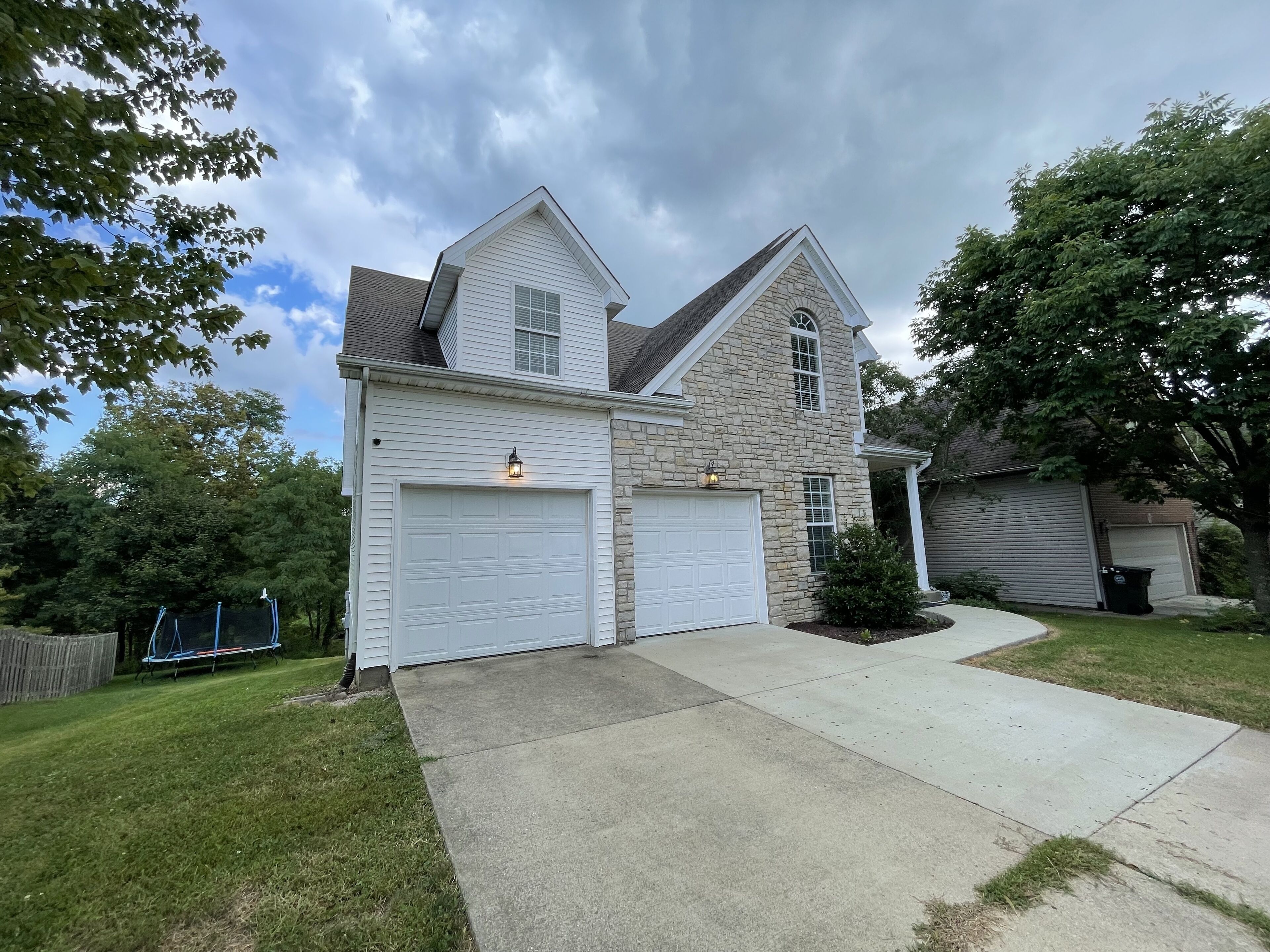 Right off interstate - sleeping for 14 -next to best shopping and dinning in Lex