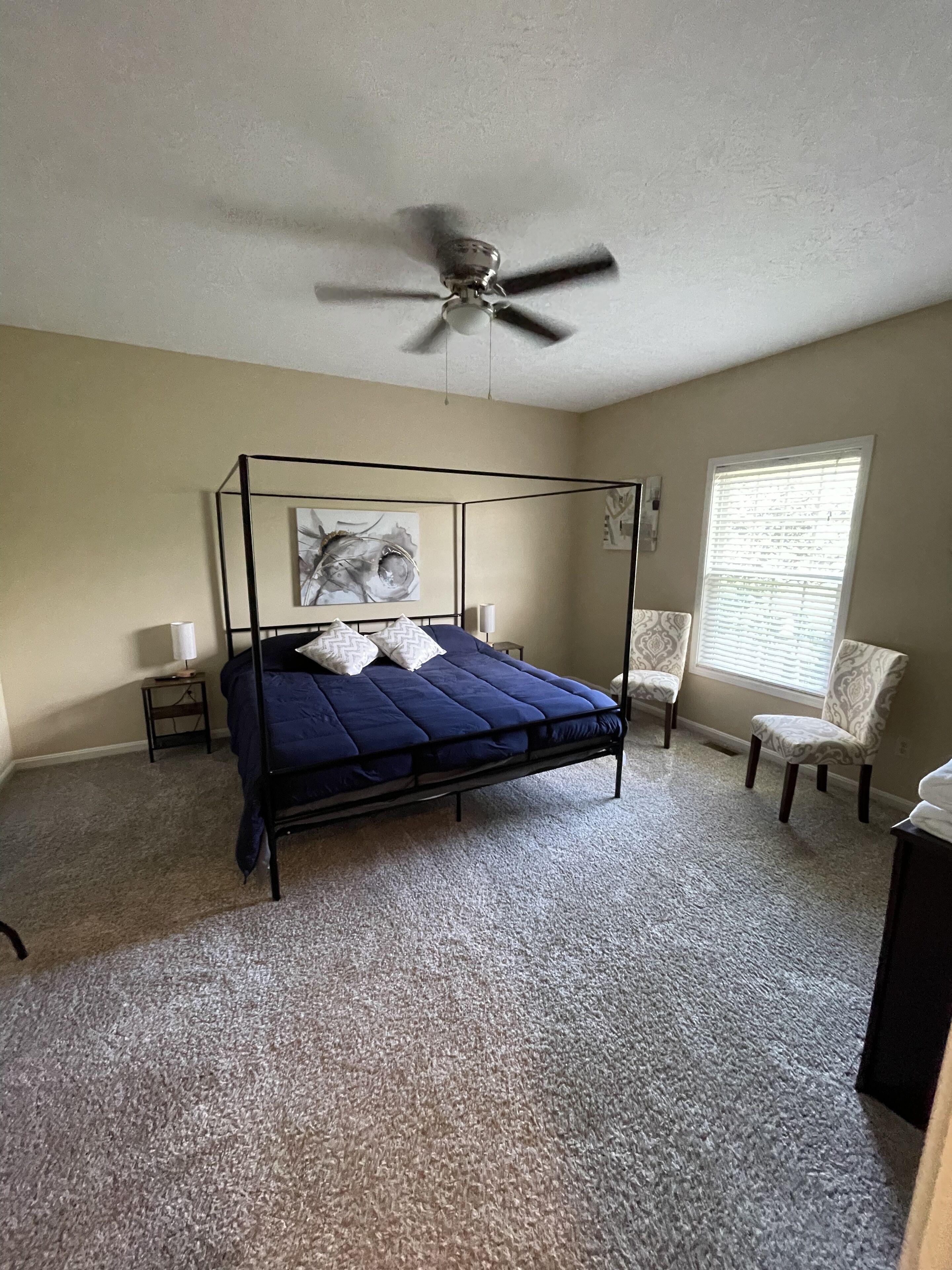 Right off interstate - sleeping for 14 -next to best shopping and dinning in Lex