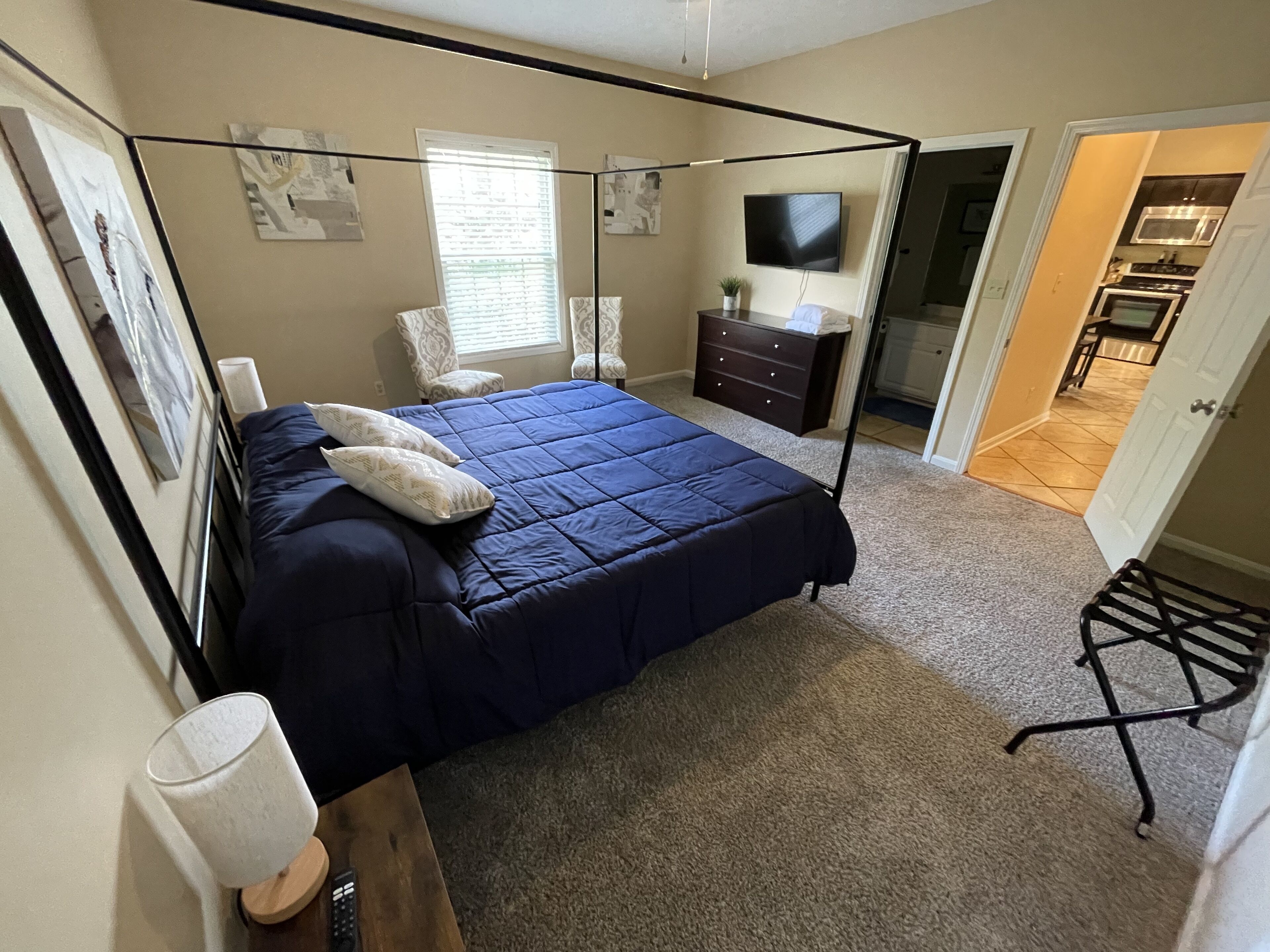 Right off interstate - sleeping for 14 -next to best shopping and dinning in Lex