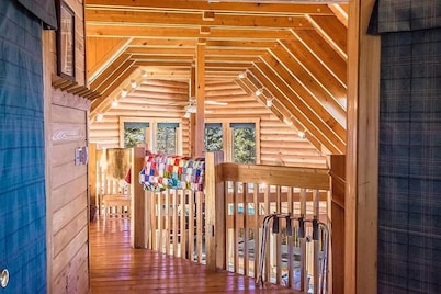 Ski-in Ski-Out Log Home - Right on Headin' Home Ski Run/Bike Tr w/ Hot Tub
