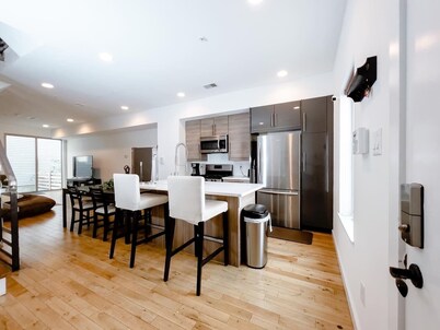 Fantastic 4BR Townhouse W/ HOTTUB