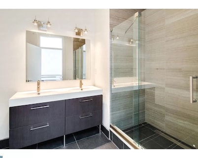 Fantastic 4BR Townhouse W/ HOTTUB
