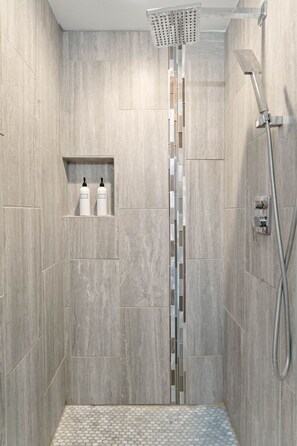 Bathtub, hair dryer, towels, soap - Modern WATERFRONT w/ Private Dock+ Fire Pit+ BBQ+ King Bed (Millwood)