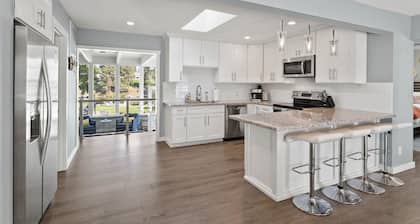 Modern WATERFRONT w/ Private Dock+ Fire Pit+ BBQ+ King Bed