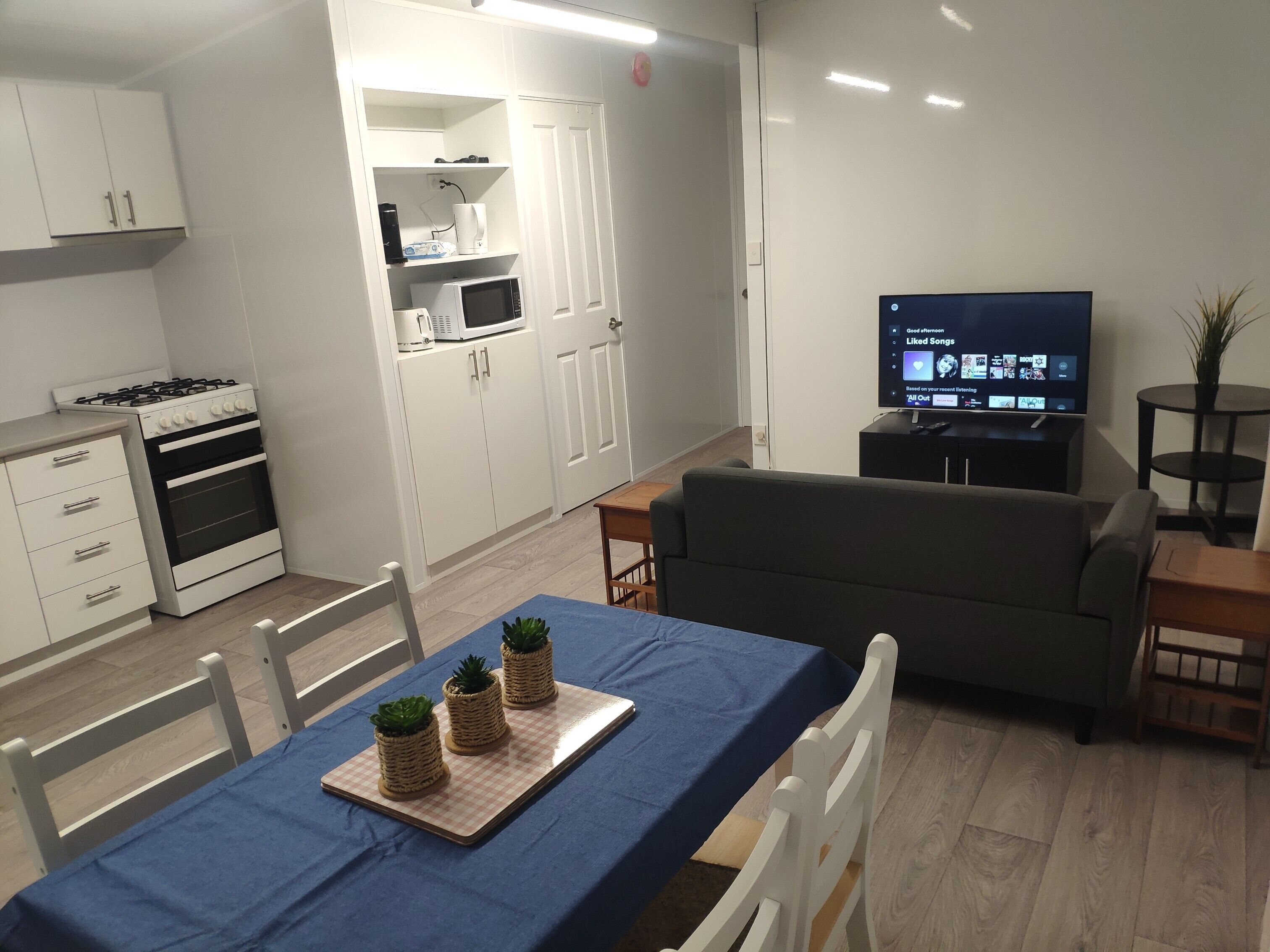 Convenient/ secluded 2 bedroom cabin on luxury acreage