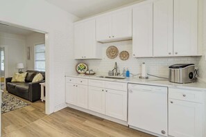 Interior - Peaceful & Sunny Cottage • Great Location ⟶ Walk Everywhere (Lakeland)