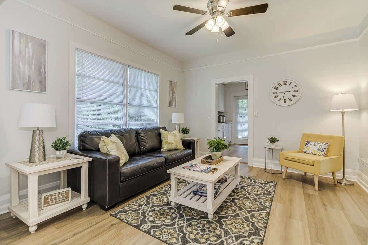 智能電視、書籍、 辦公室