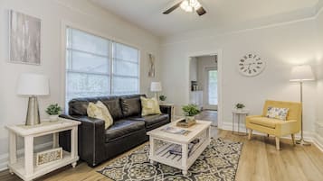 Een smart-tv en boeken