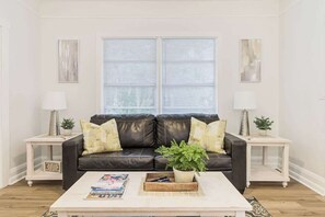 Smart TV, books, offices - Peaceful & Sunny Cottage • Great Location ⟶ Walk Everywhere (Lakeland)