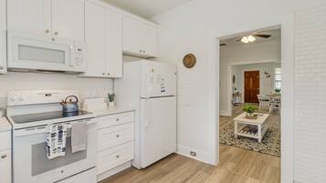 Een koelkast, een magnetron, een oven, een kookplaat