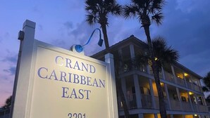 Señal que indica 'Grand Caribbean East' con el número 3291, mostrando el nombre y la dirección del hotel.