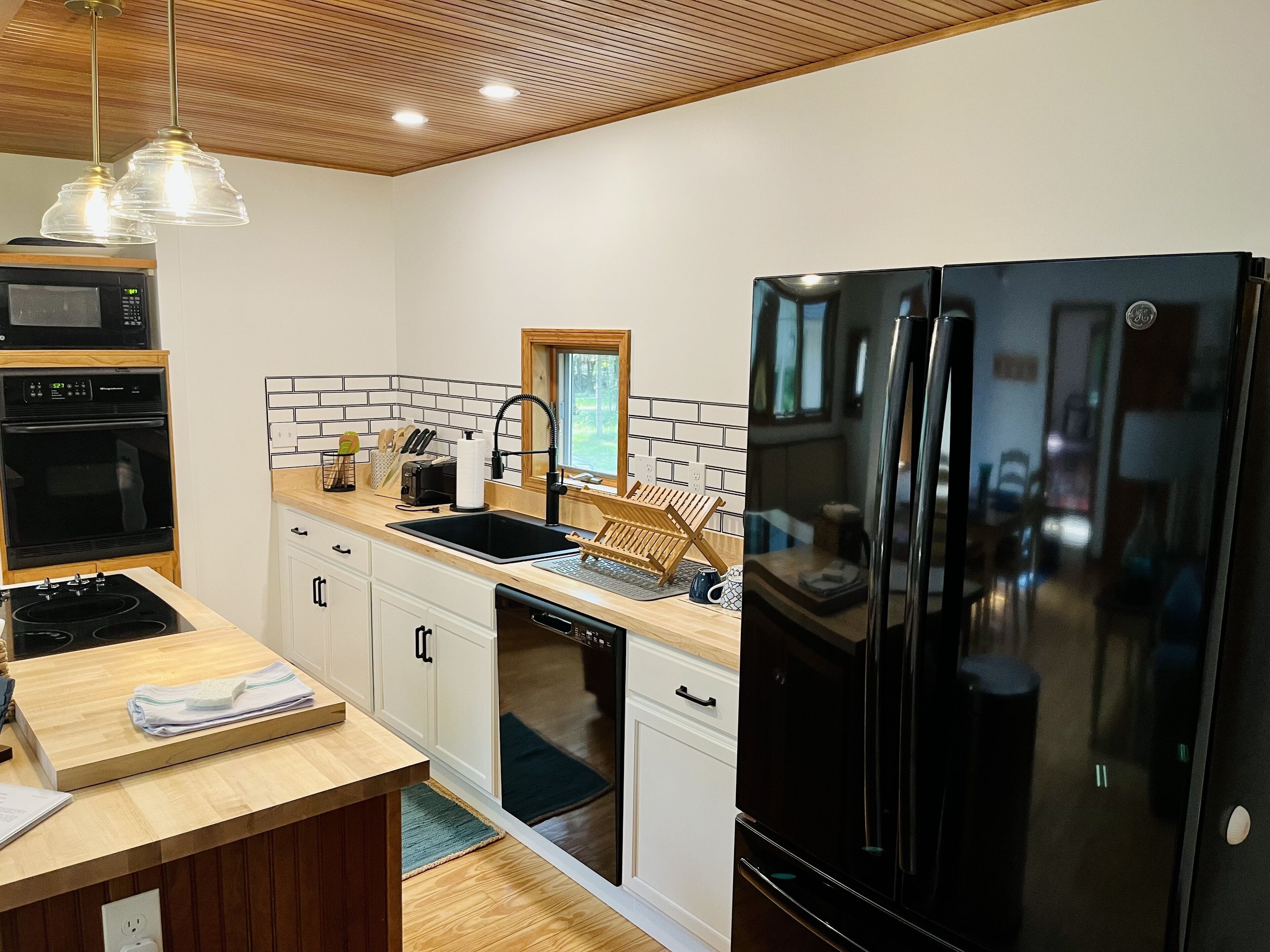 Coffee/tea maker, fridge, microwave, oven