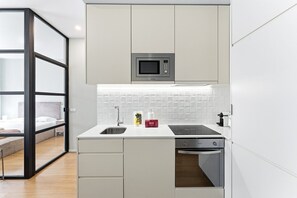 Køleskab, mikrobølgeovn, ovn, kaffe-/temaskine