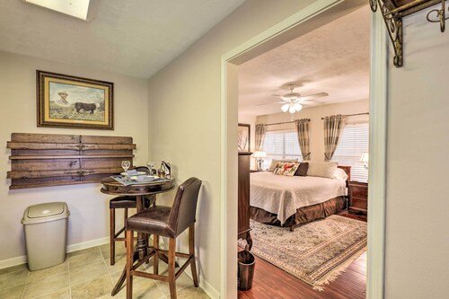 < 1 Mi to Kyle Field: Cozy Studio w/ Outdoor Space